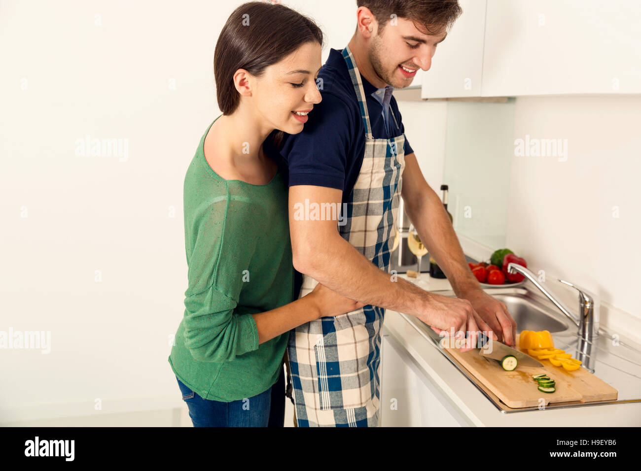 Junges Paar auf die Küche kochen Stockfoto