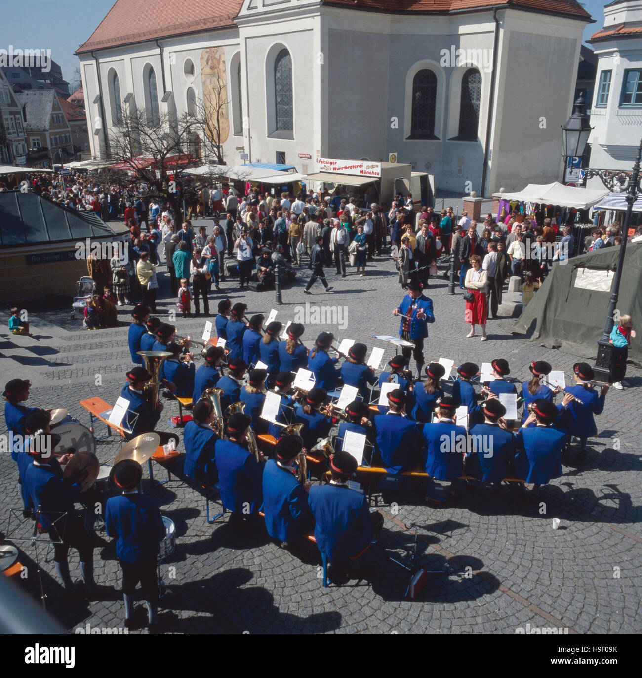 Oberbayern, Dachau, 1980er, Volksfest Mit Blaskapelle. Oberbayern, Dachau, bayerische Volksfest mit marching Band der 1980er Jahre. Stockfoto