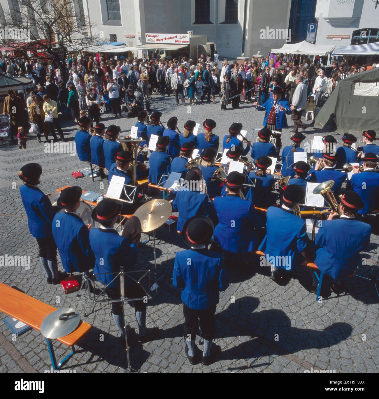 Oberbayern, Dachau, 1980er, Volksfest Mit Blaskapelle. Oberbayern, Dachau, bayerische Volksfest mit marching Band der 1980er Jahre. Stockfoto