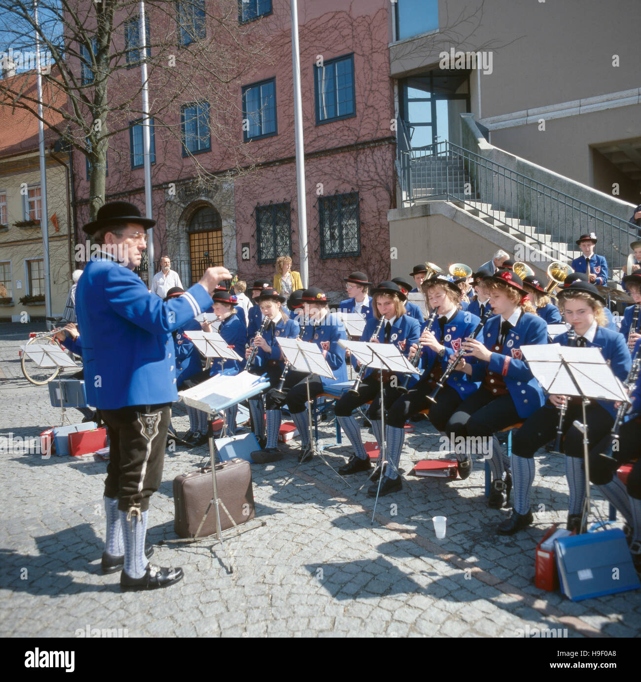 Oberbayern, Dachau, 1980er, Volksfest Mit Blaskapelle. Oberbayern, Dachau, bayerische Volksfest mit Jugendorchester der 1980er Jahre. Stockfoto