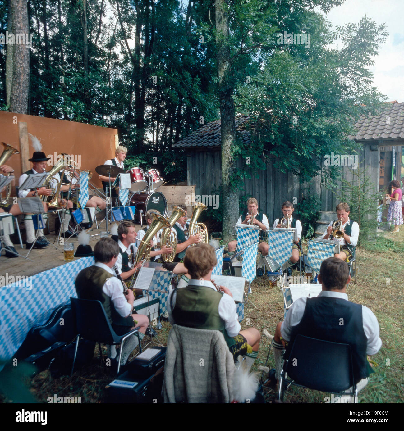 Oberbayern, 1980er. Bayrisches Volksfest Mit Blaskapelle. Oberbayern, 1980er Jahre. Bayerische Volksfest und Blaskapelle. Stockfoto