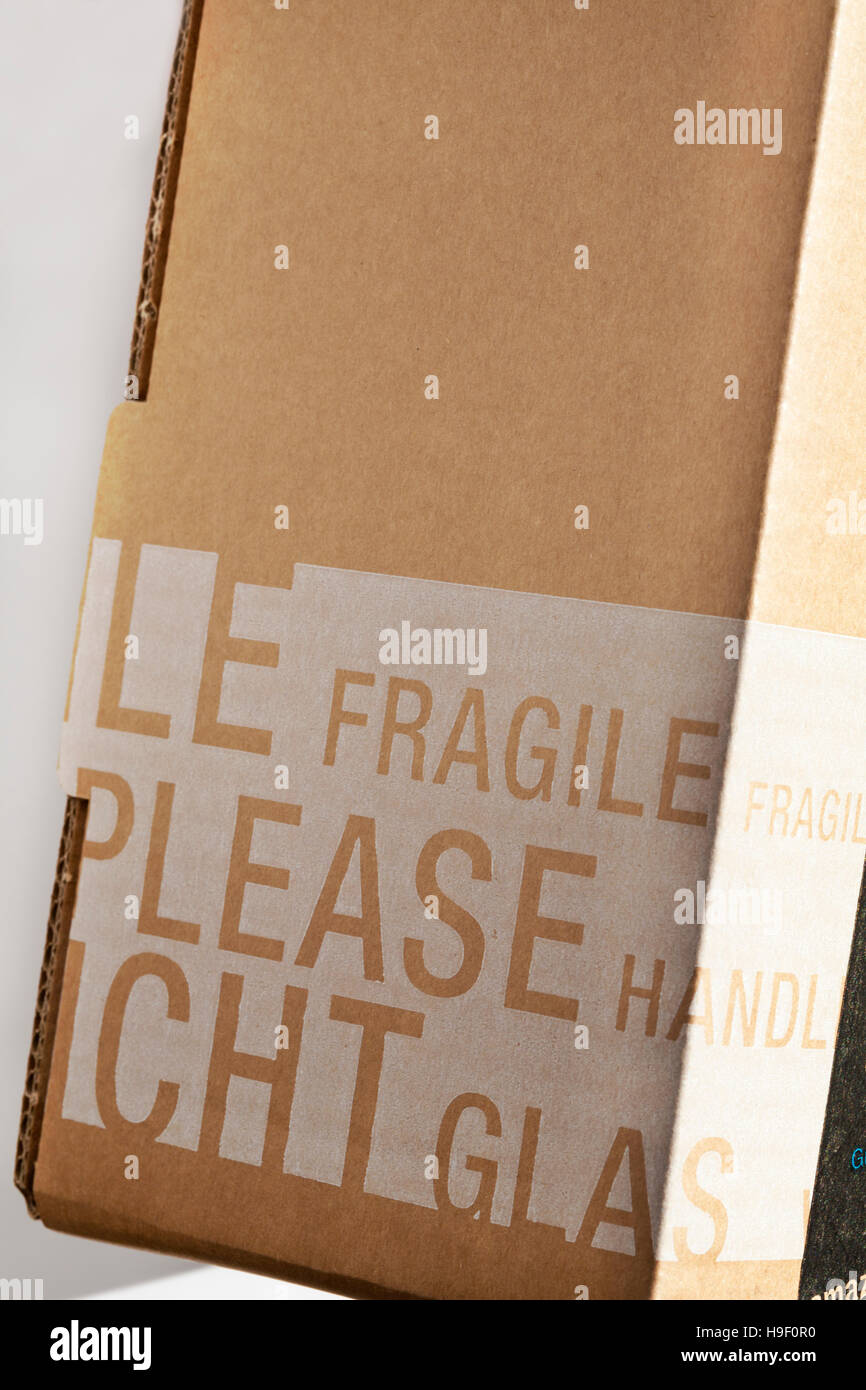 fragile behandeln Sie mit Sorgfalt Glas Paket von Amazon Stockfoto