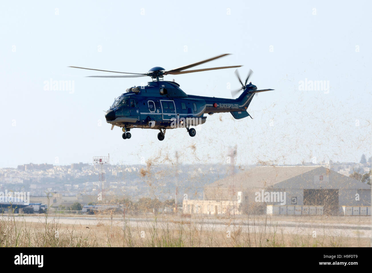 Bundespolizei Aerospatiale AS - 332L 1 Super Puma kommt nach einer Search and Rescue Mission über dem Mittelmeer zu landen. Stockfoto