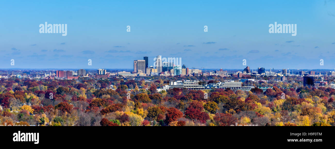 LOUISVILLE, KY, USA - 20. November 2016: Herbst-Foto von Louisville KY Skyline mit Churchill Downs in der schehens. Foto auf Irokesen Park North Ove Stockfoto