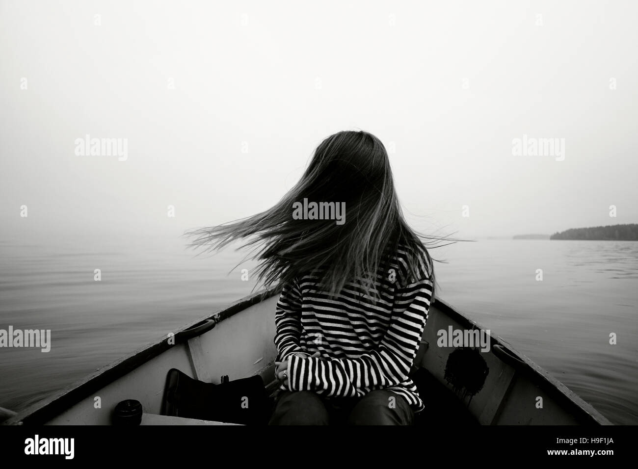 Kaukasische Mädchen wirft Haar im Boot Stockfoto