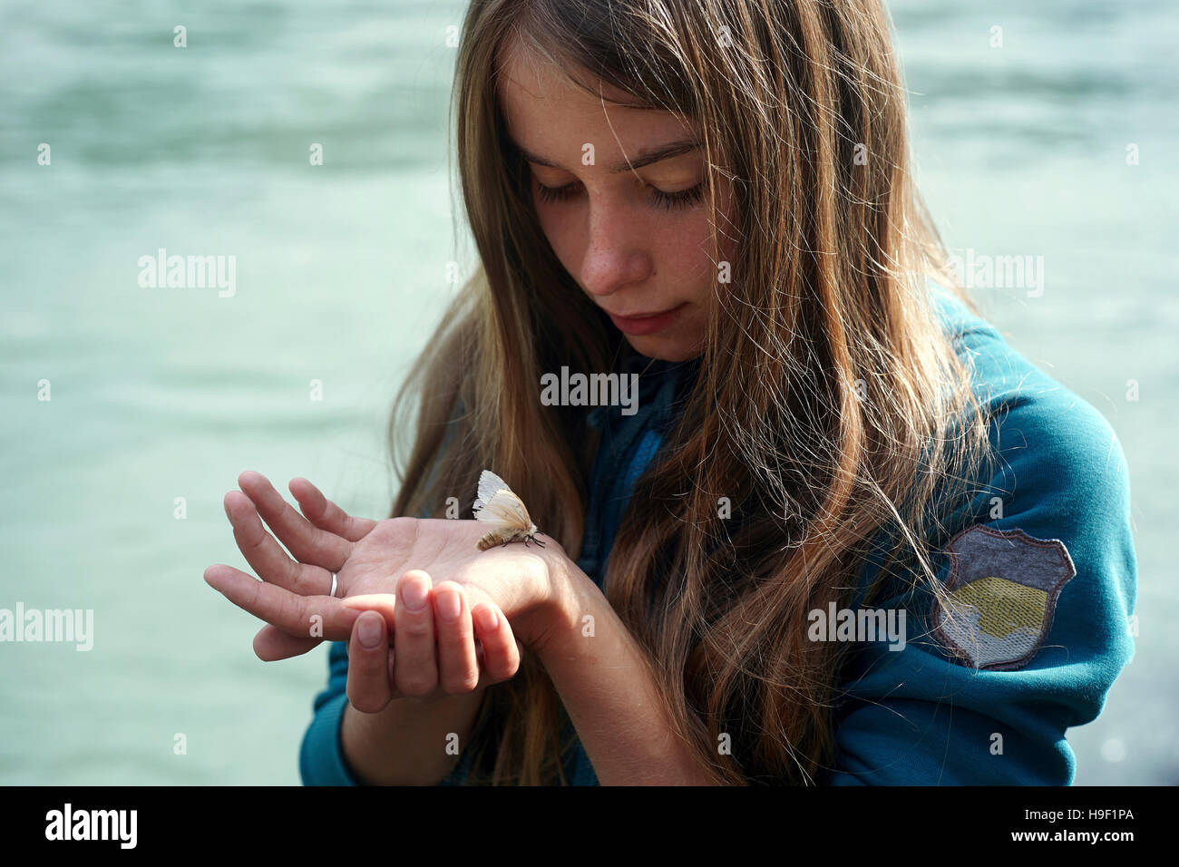 Kaukasische Mädchen beobachten Motte auf Seite Stockfoto