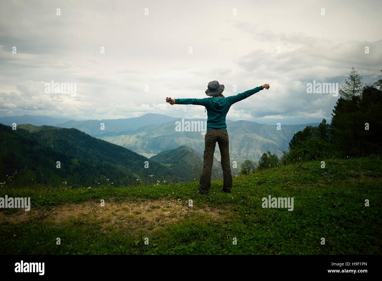 Kaukasische Mädchen streckte die Arme am Gebirge Stockfoto