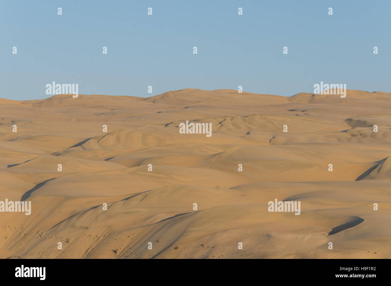 Beeindruckend hoch aufragenden Sanddünen der Namib-Wüste von Angola und Namibia Stockfoto