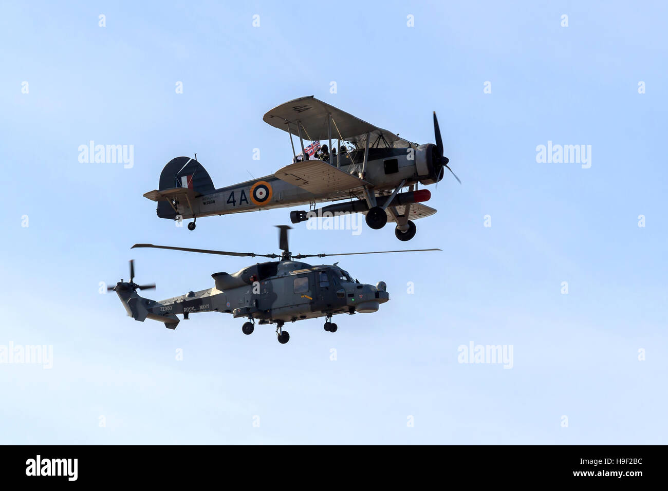 Royal Navy Fairey Swordfish Doppeldecker und Agusta Westland AW159 Wildcat (schwarze Katzen) Hubschrauber-escort Stockfoto