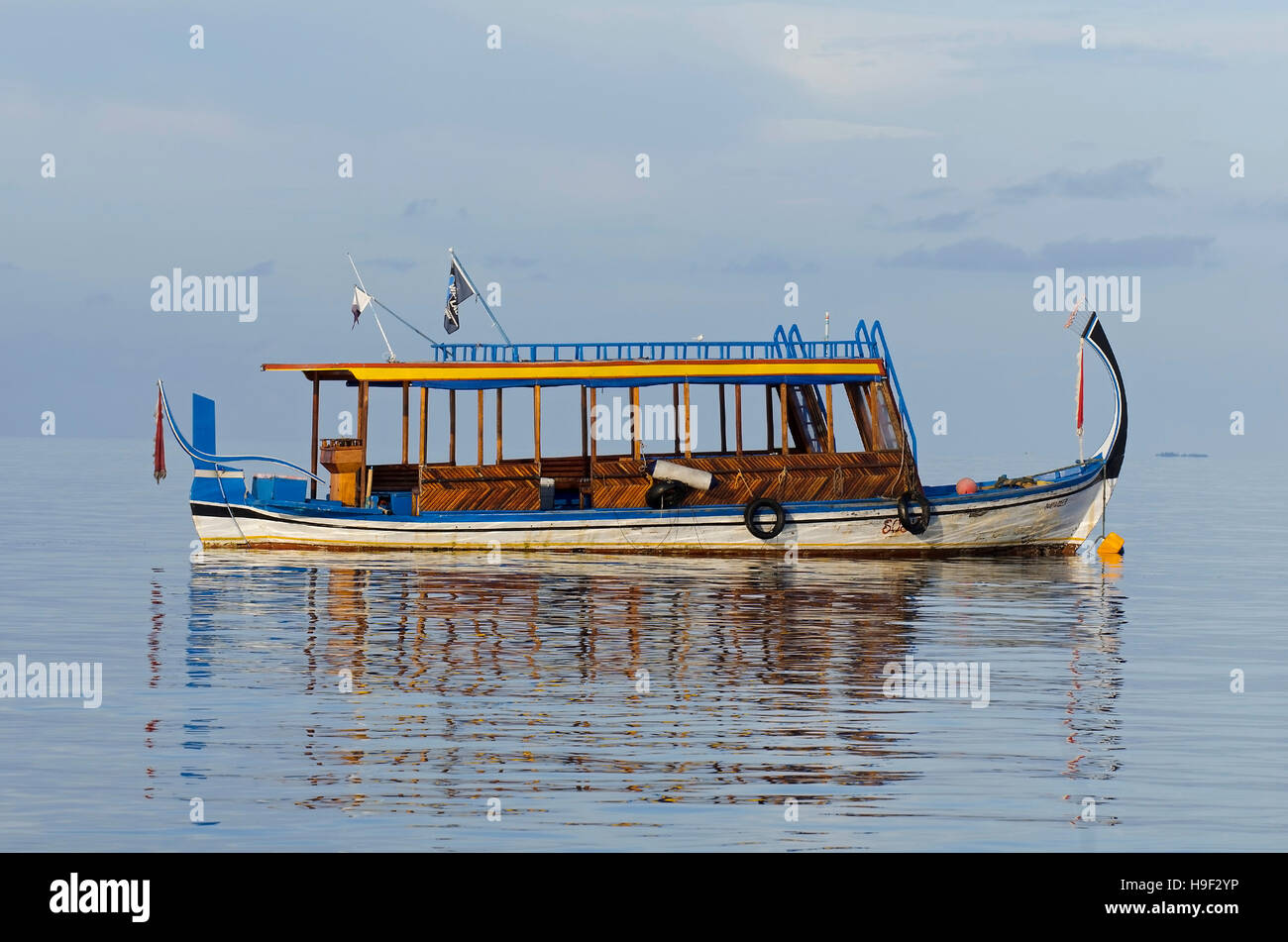 Seitenansicht von einem sonnenbeschienenen Dhoni, traditionelle Tauchboot in Bathala, Malediven Stockfoto