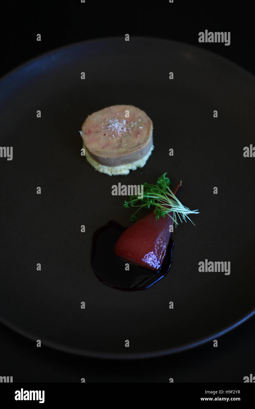 Gänsestopfleber mit Brioche, Salz Flocken, pochierte Birne und rote ...