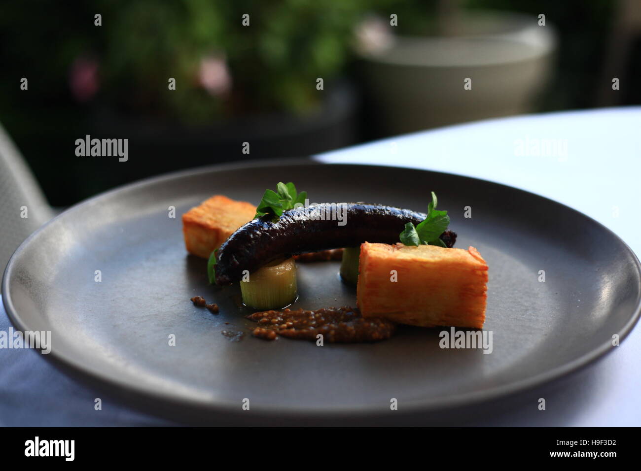 Blutwurst-Wurst mit Mille Feuille Kartoffel, karamellisierten Lauch und ... Blutwurst-Wurst mit Mille Feuille Kartoffel, karamellisierten Lauch und ...