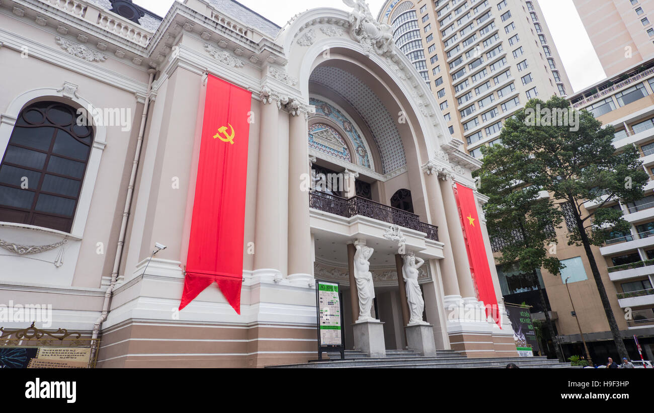 Die alte Oper in Ho-Chi-Minh-Stadt mit Bannern kommunistische Symbole zeigen. Stockfoto