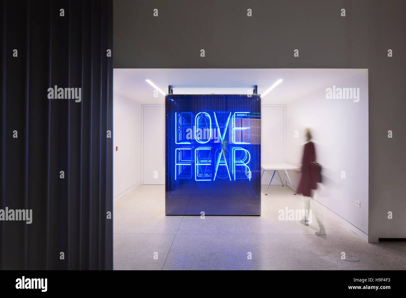 Innenansicht der Kunst Display, LOVEFEAR. Design Museum, London, Vereinigtes Königreich. Architekt: John Pawson, 2016. Stockfoto