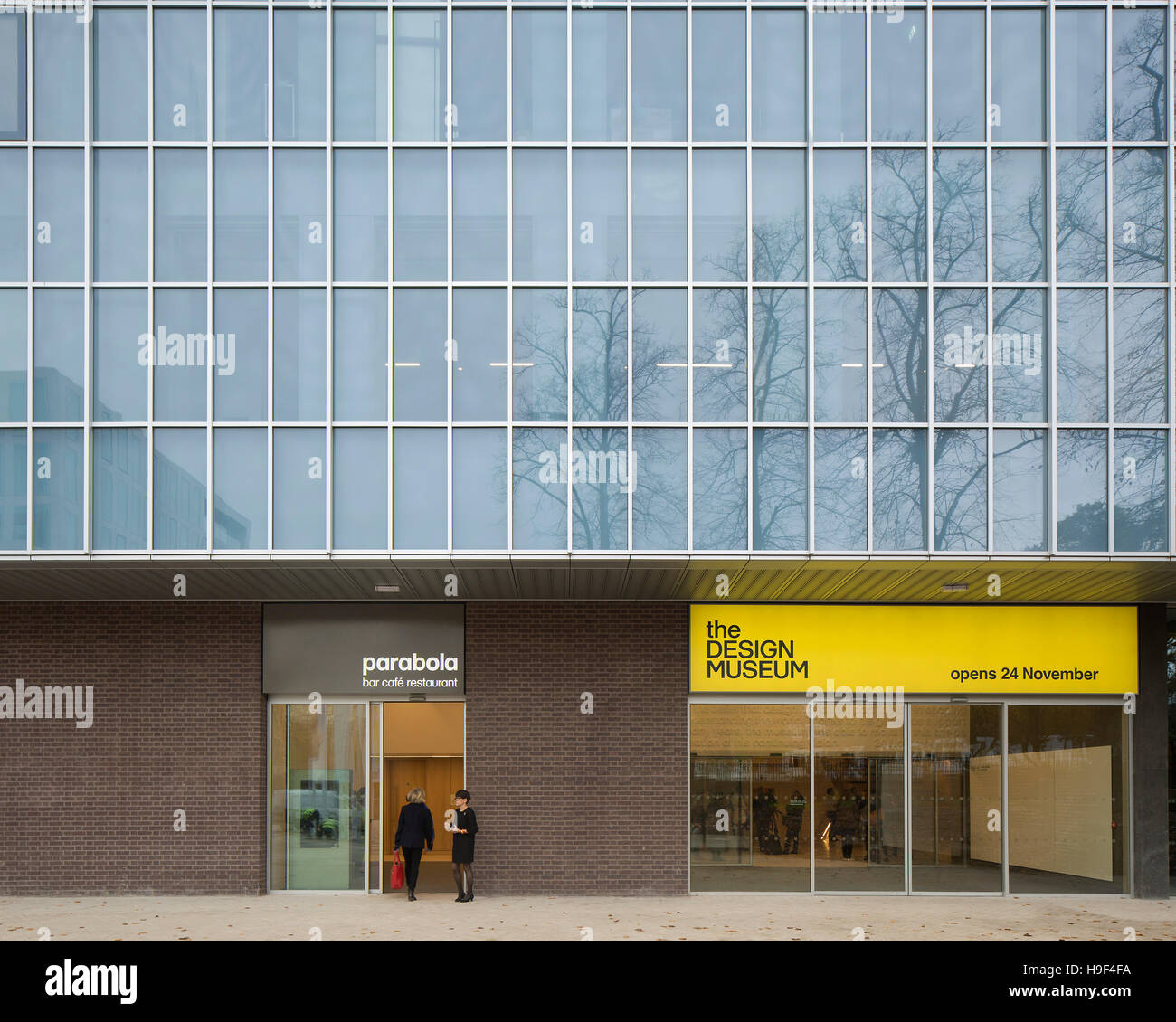 Detaillierten Außenansicht des Eingang. Design Museum, London, Vereinigtes Königreich. Architekt: John Pawson, 2016. Stockfoto