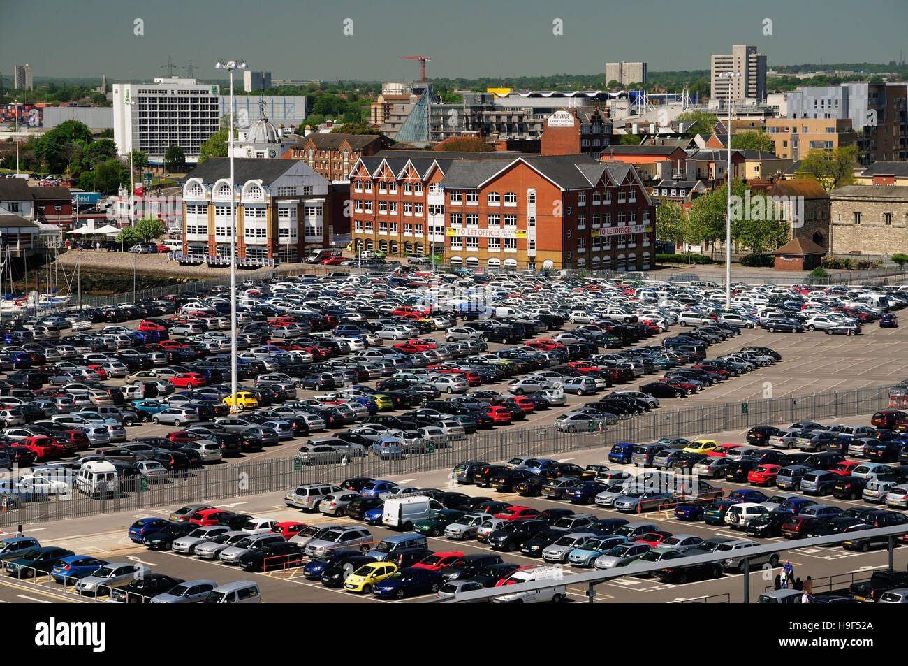 Bewachter Parkplatz neben einem Kreuzfahrtterminal in Southampton. Stockfoto