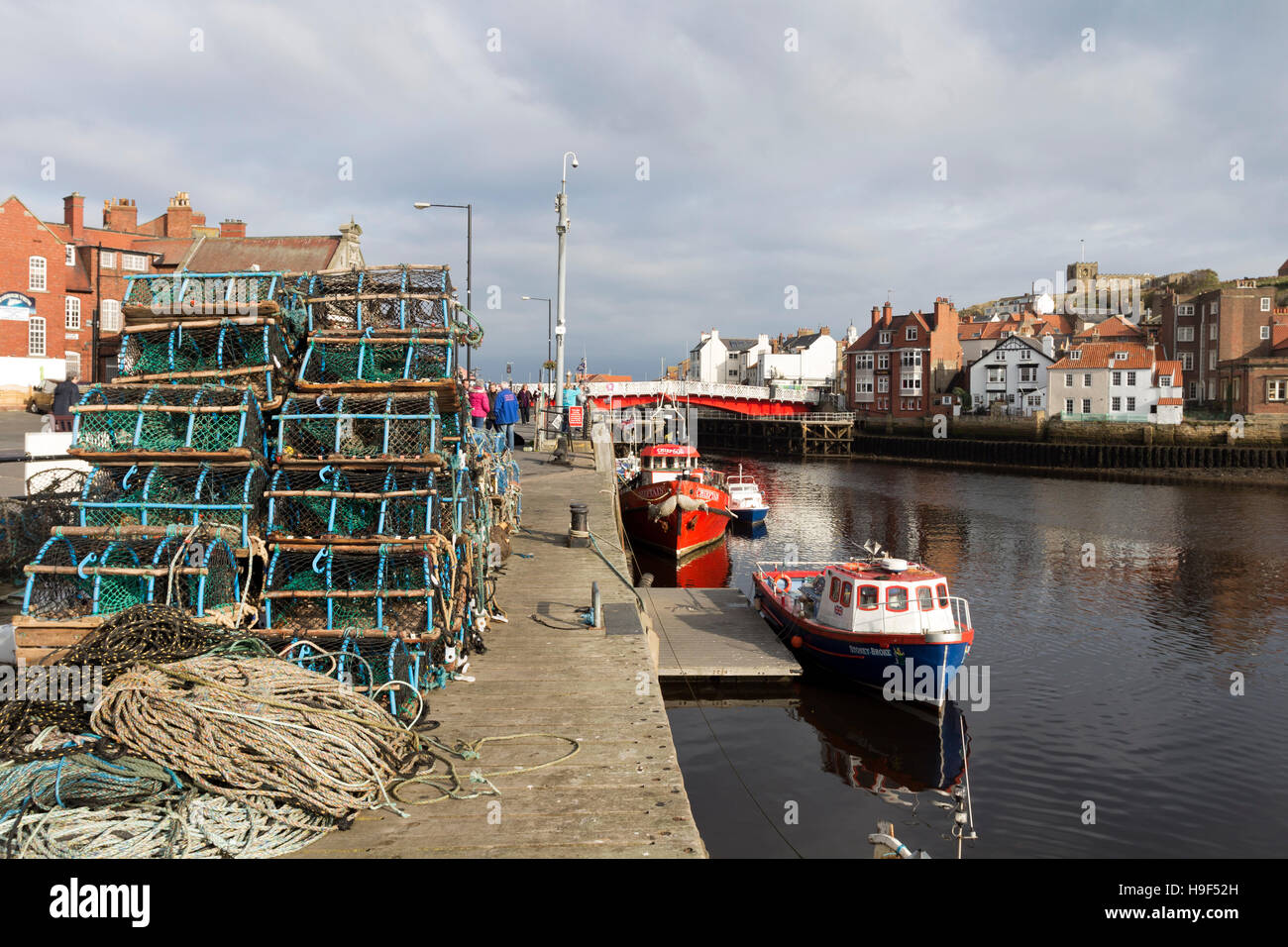 Whitby Hafen und gestapelten Hummer Töpfe, North Yorkshire UK Stockfoto