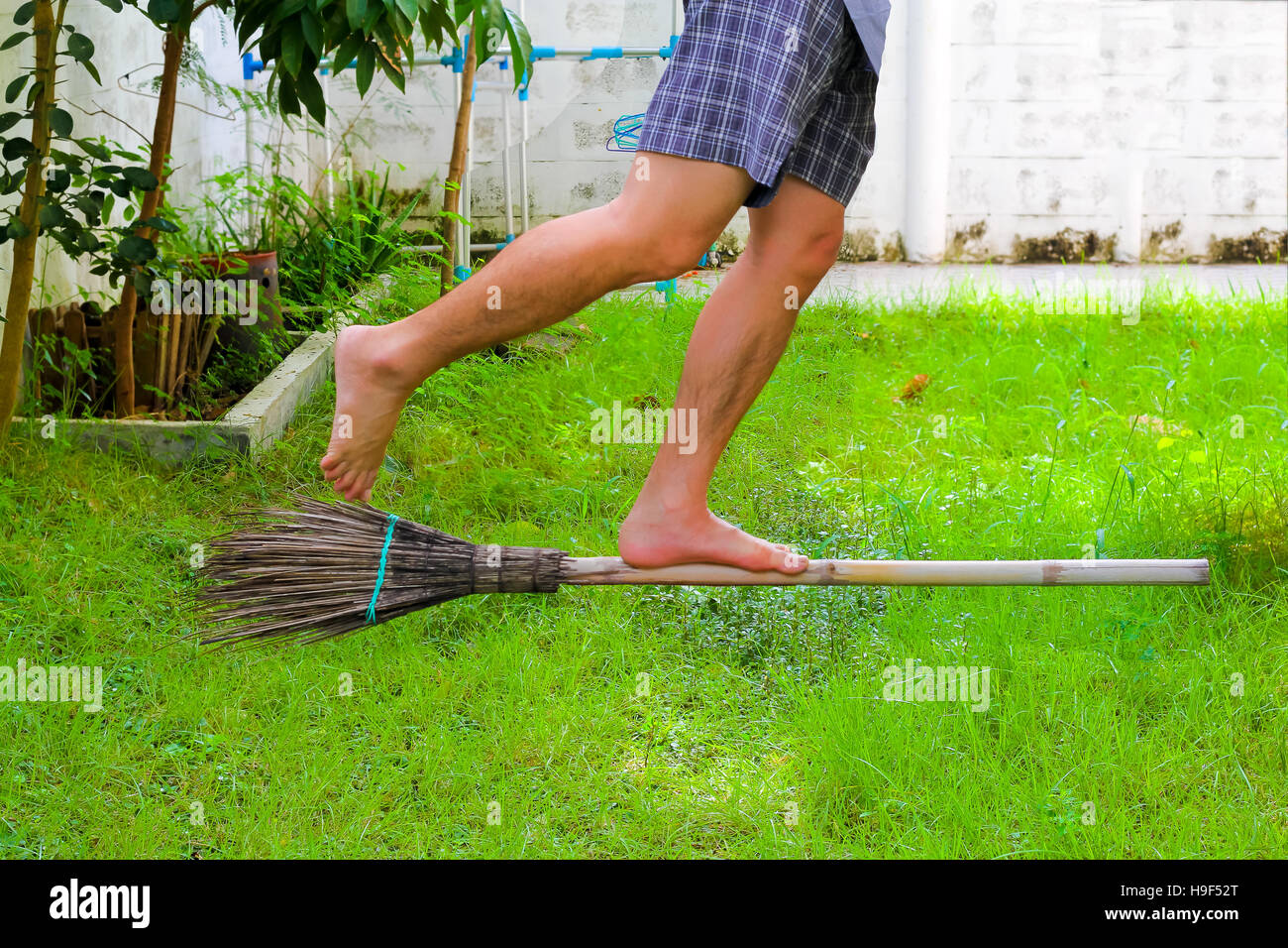 Stehend auf einem Besen schweben auf Rasen Stockfoto