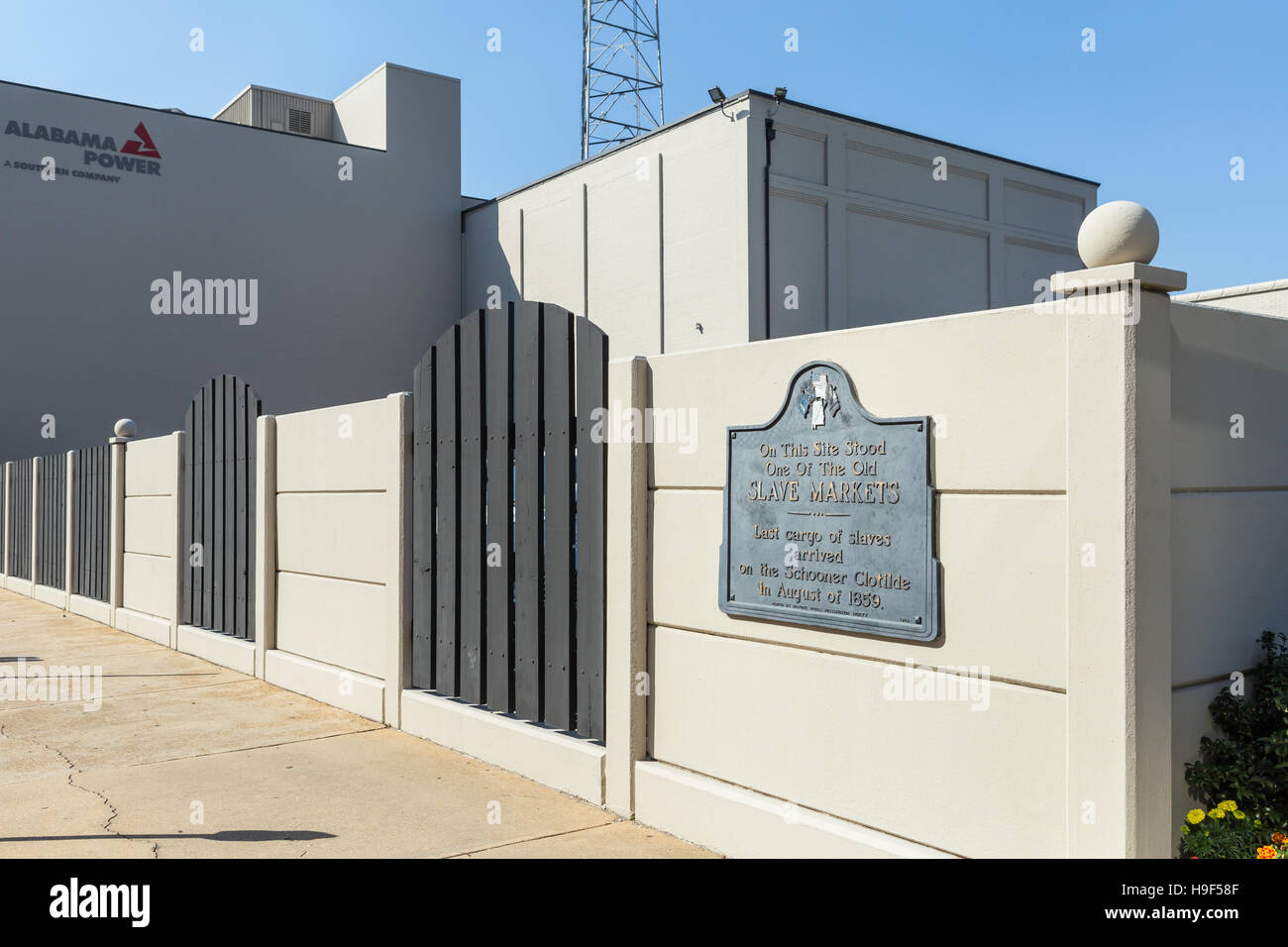 Eine historische Markierung markiert den Ort von einem ehemaligen Sklavenmarkt in Mobile, Alabama. Stockfoto