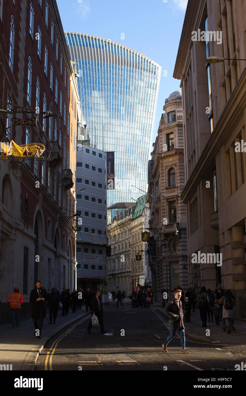 Lombard Street, von Bank-Kreuzung, wo neun Straßen durch die Bank of England, konvergieren läuft Lombard Street südöstlich, London UK Stockfoto