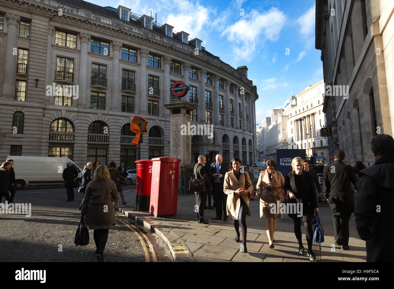 Lombard Street, von Bank-Kreuzung, wo neun Straßen durch die Bank of England, konvergieren läuft Lombard Street südöstlich, London UK Stockfoto