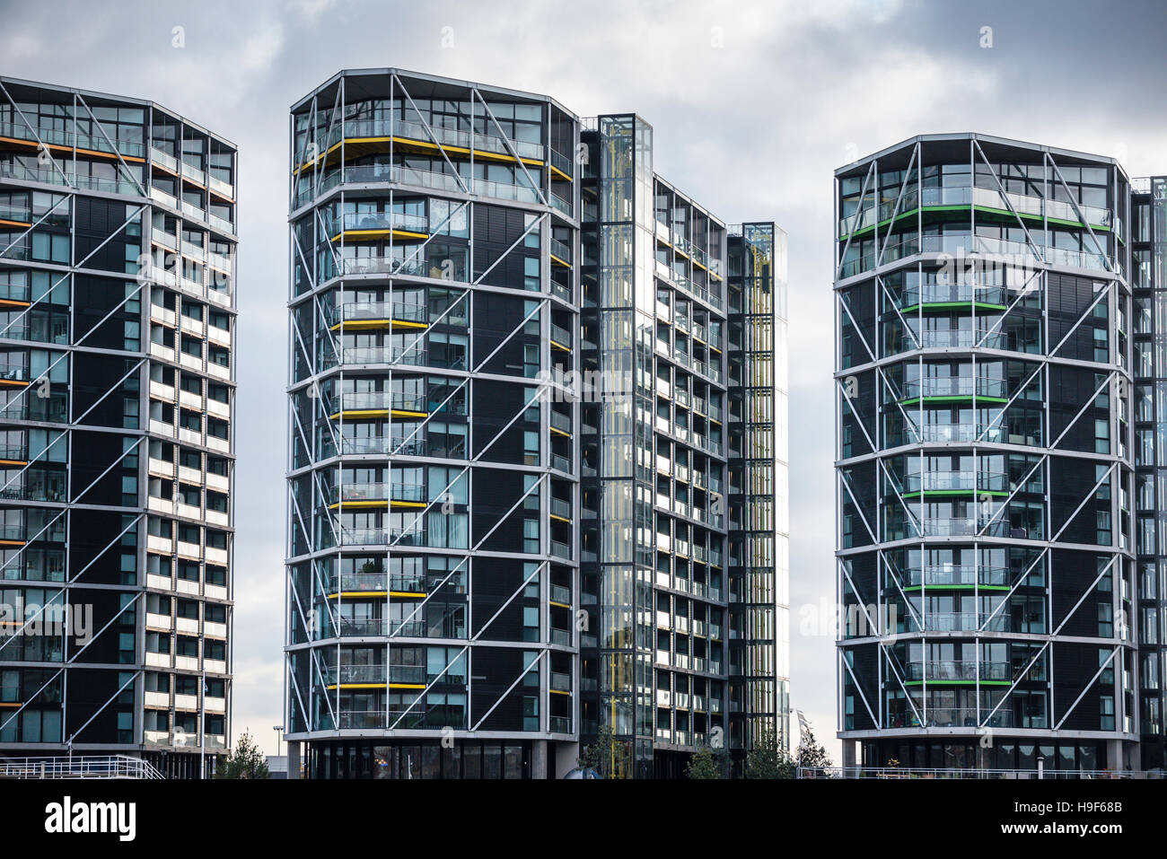 Neue Wohnblocks auf Themse, London Stockfoto