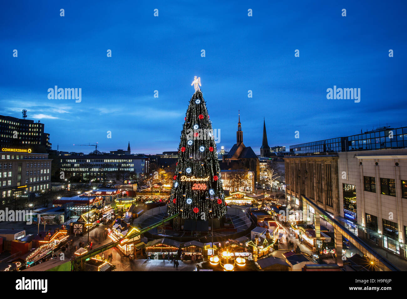 Dortmund / Deutschland, 22. November. 2016 - die weltweit größte Weihnachtsbaum - gemacht von 1700 rote Fichte und mit einer Höhe von 45 Metern, der Dortmunder Weihnachtsbaum auf dem Weihnachtsmarkt ist der größte seiner Art weltweit. Eine beleuchtete Trompete Engel an der Spitze, Akrobate mit 48,000 LED-Lampen und dekoriert mit großen rot und Gold farbigen Kugeln, zieht der Baum Besucher aus der ganzen Welt in seinem 20. Jahr. -© Friedrich Stark / Alamy Live News Stockfoto