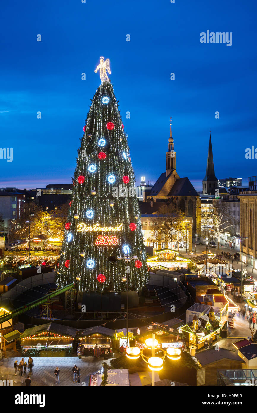 Dortmund / Deutschland, 22. November. 2016 - die weltweit größte Weihnachtsbaum - gemacht von 1700 rote Fichte und mit einer Höhe von 45 Metern, der Dortmunder Weihnachtsbaum auf dem Weihnachtsmarkt ist der größte seiner Art weltweit. Eine beleuchtete Trompete Engel an der Spitze, Akrobate mit 48,000 LED-Lampen und dekoriert mit großen rot und Gold farbigen Kugeln, zieht der Baum Besucher aus der ganzen Welt in seinem 20. Jahr. -© Friedrich Stark / Alamy Live News Stockfoto