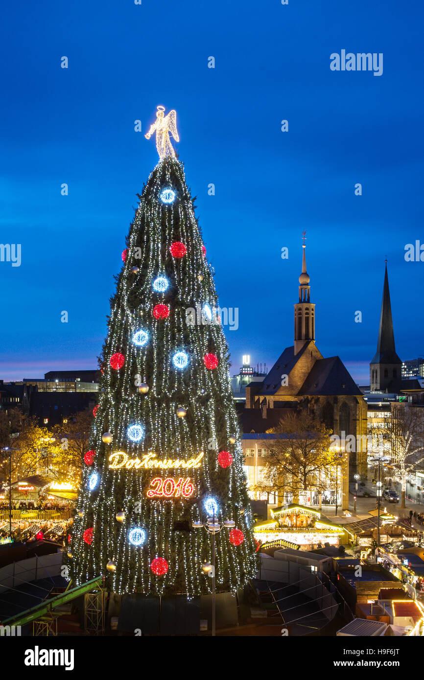 Dortmund / Deutschland, 22. November. 2016 - die weltweit größte  Weihnachtsbaum - gemacht von 1700 rote Fichte und mit einer Höhe von 45  Metern, der Dortmunder Weihnachtsbaum auf dem Weihnachtsmarkt ist der