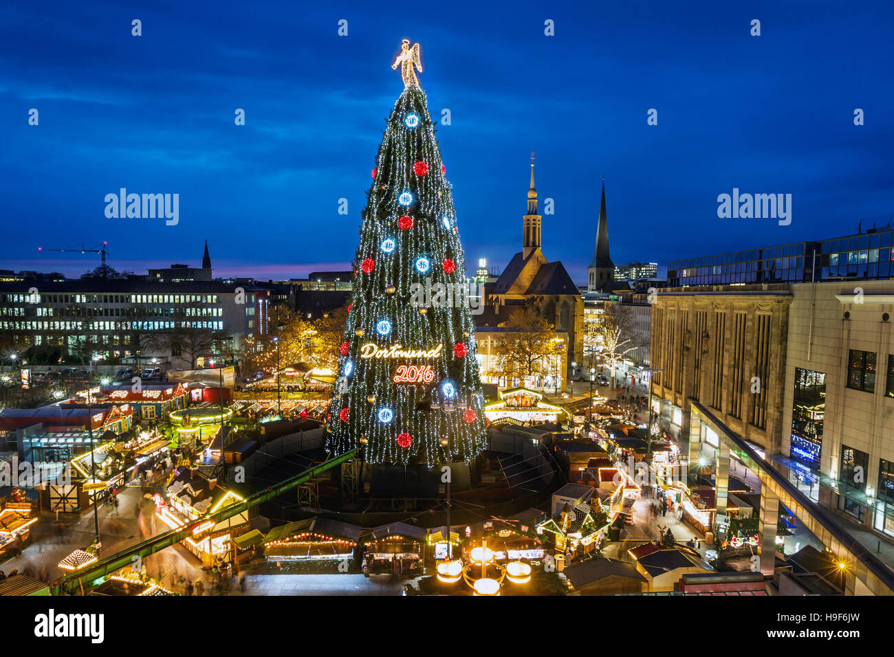 Dortmund / Deutschland, 22. November. 2016 - die weltweit größte Weihnachtsbaum - gemacht von 1700 rote Fichte und mit einer Höhe von 45 Metern, der Dortmunder Weihnachtsbaum auf dem Weihnachtsmarkt ist der größte seiner Art weltweit. Eine beleuchtete Trompete Engel an der Spitze, Akrobate mit 48,000 LED-Lampen und dekoriert mit großen rot und Gold farbigen Kugeln, zieht der Baum Besucher aus der ganzen Welt in seinem 20. Jahr. -© Friedrich Stark / Alamy Live News Stockfoto