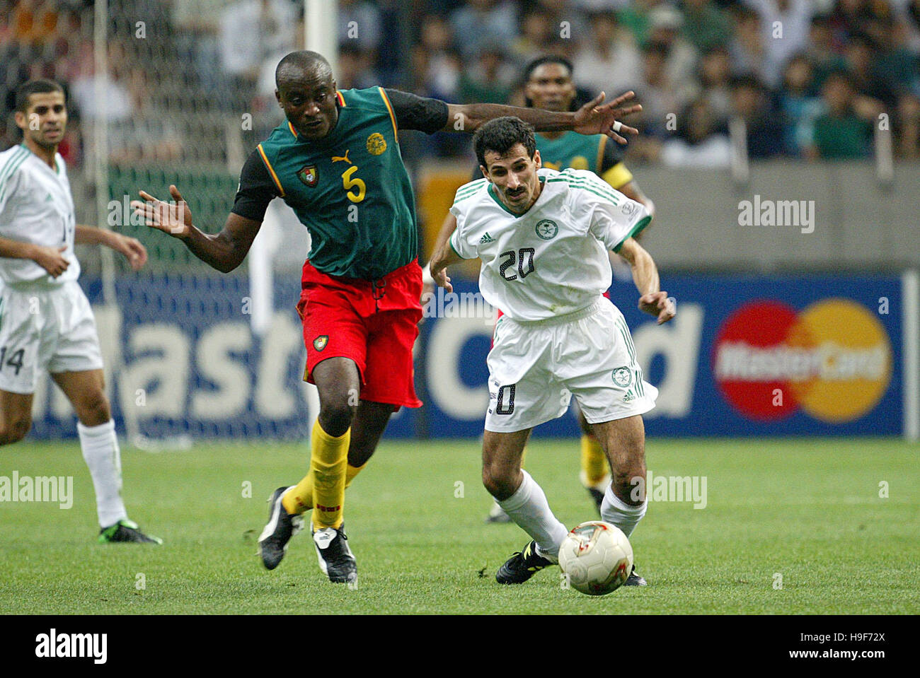 RAYMOND KALLA & H AL YAMA AI Kamerun V SAUDI Arabien SAITAMA Stadion SAITAMA JAPAN 6. Juni 2002 Stockfoto
