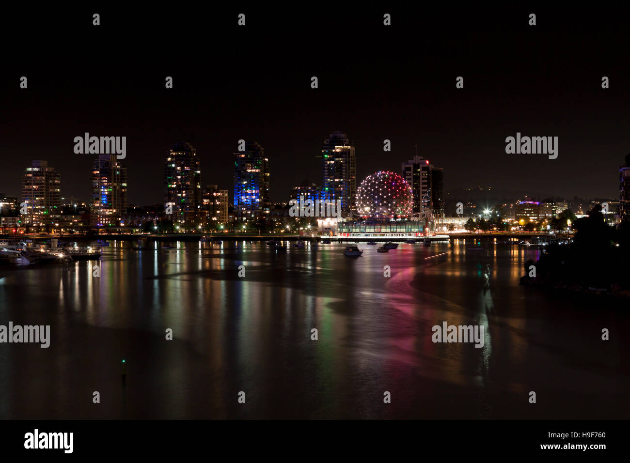 Vancouver Skyline Nacht mal Olympisches Dorf Stockfoto