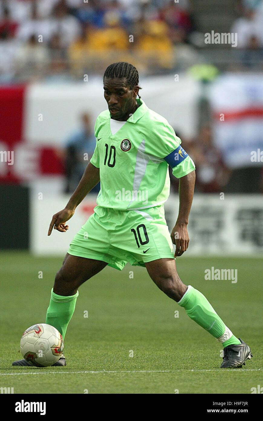 JAY JAY OKOCHA NIGERIA & PARIS ST. GERMAIN FC NAGAI STADIUM OSAKA JAPAN 12. Juni 2002 Stockfoto