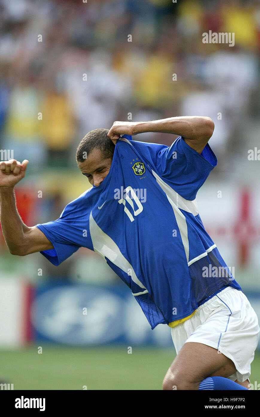 RIVALDO feiert sein Ziel ENGLAND V Brasilien 2002 ECOPA Stadion SHIZUOKA JAPAN 21. Juni 2002 Stockfoto