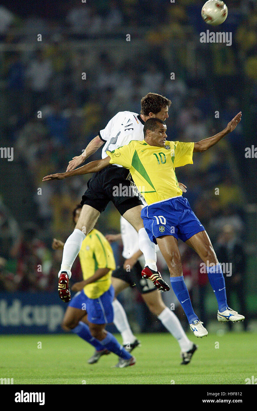 THOMAS LINKE & RIVALDO Deutschland V Brasilien internationales Stadion YOKOHAMA JAPAN 30. Juni 2002 Stockfoto