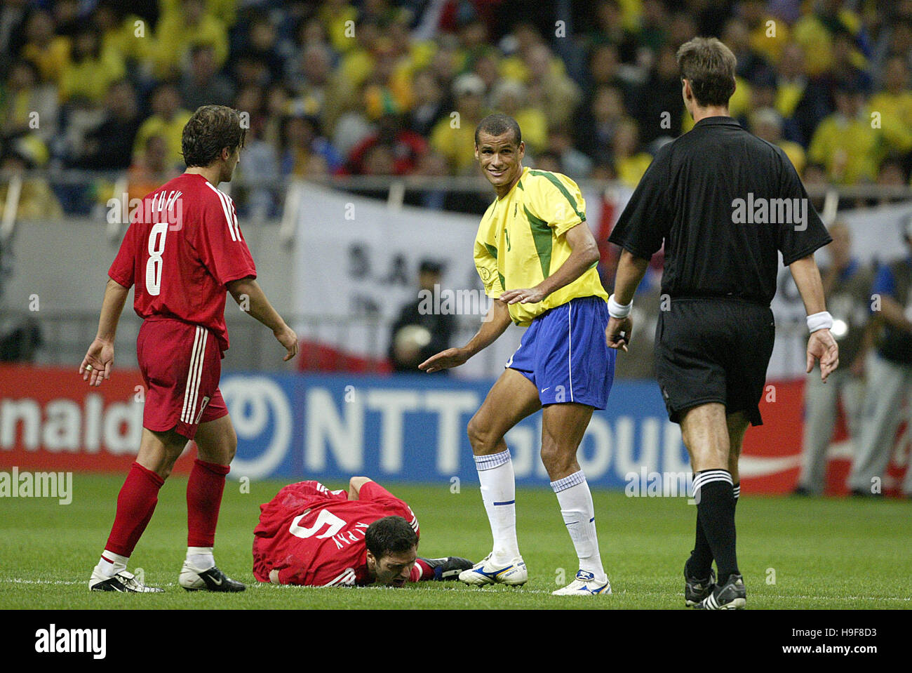 RIVALDO & OZALAN ALPAY Brasilien V Türkei SAITAMA Stadion SAITAMA JAPAN 26. Juni 2002 Stockfoto