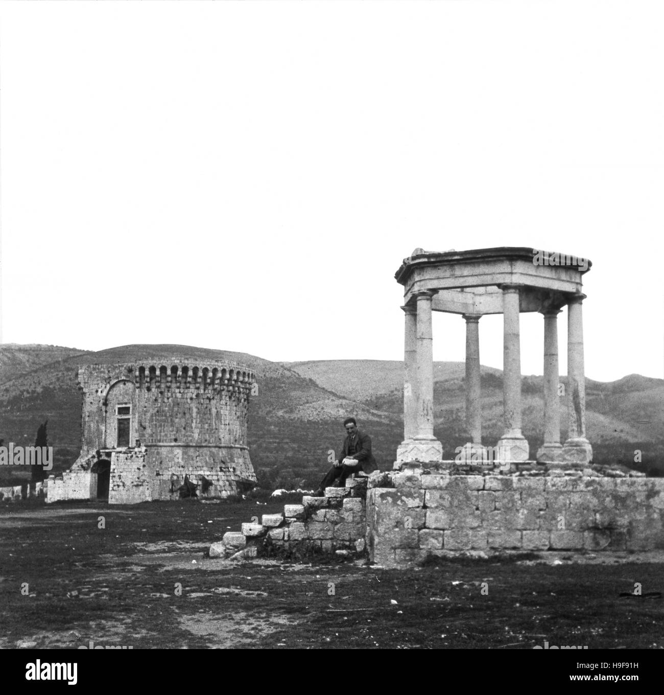 Trau oder Trogir römische Ruinen mit Markenturm (links) und Tempel in Kroatien 1930 Stockfoto