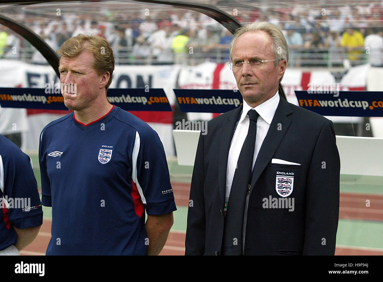 SVEN-GÖRAN ERIKSSON & MCLAREN ENGLAND MANAGER & Assistent OSAKA NAGAI STADIUM OSAKA JAPAN 12. Juni 2002 Stockfoto