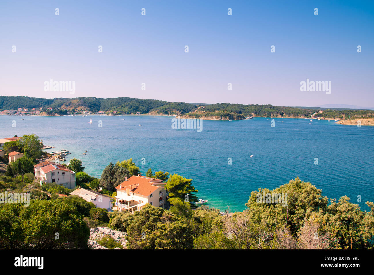 Das kristallklare Meer rund um die Insel Rab, kroatischen Urlaubsort. Stockfoto