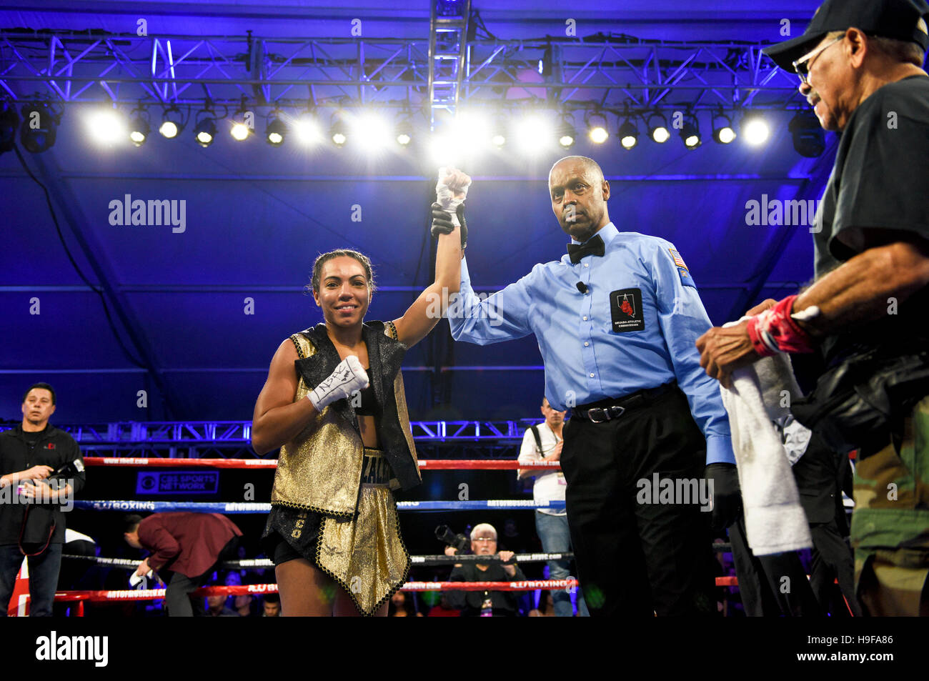 Las Vegas, Nevada 18. November 2016 - Natalie "Tuffie" Gonzalez trifft ein TKO gegen Marina "Rockie" Ramirez bei "Knockout Nacht auf D" Stockfoto
