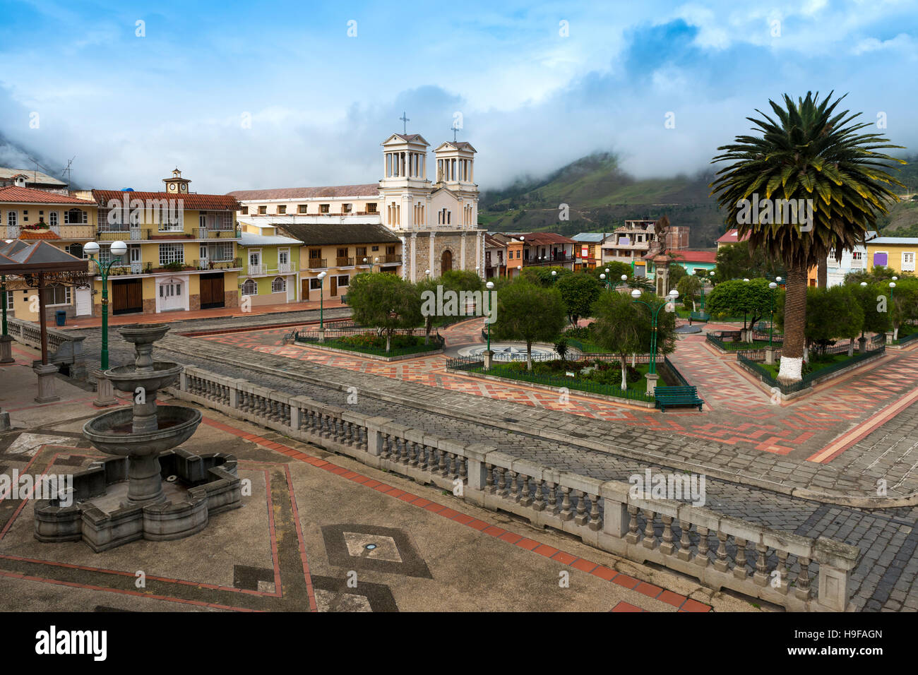 Blick auf einen Platz in der Stadt Alausís, in Ecuador, Südamerika Stockfoto
