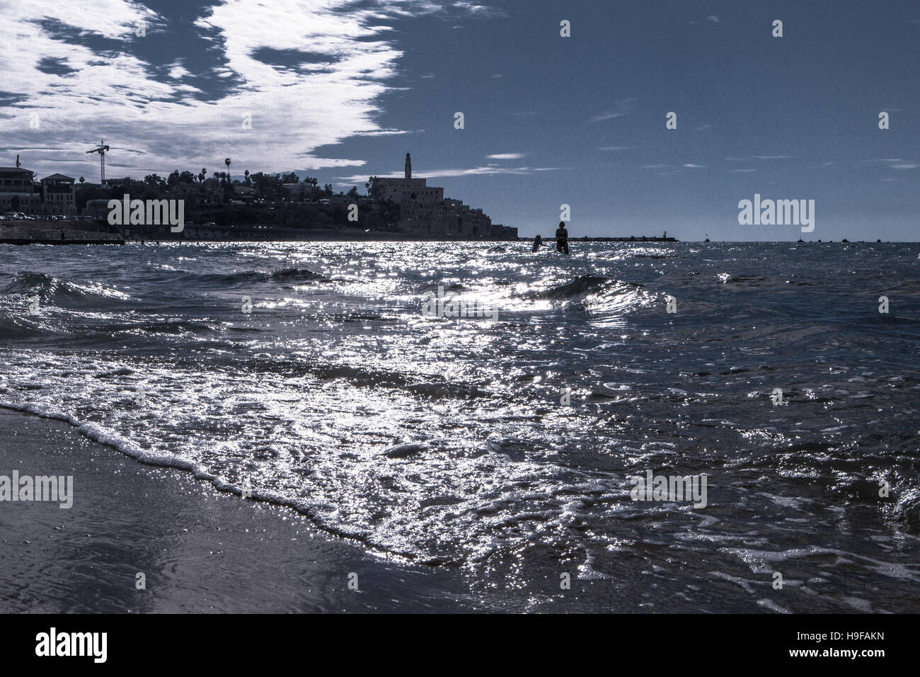 schimmernde Blau des Meeres mit alten Jaffa im Hintergrund Stockfoto