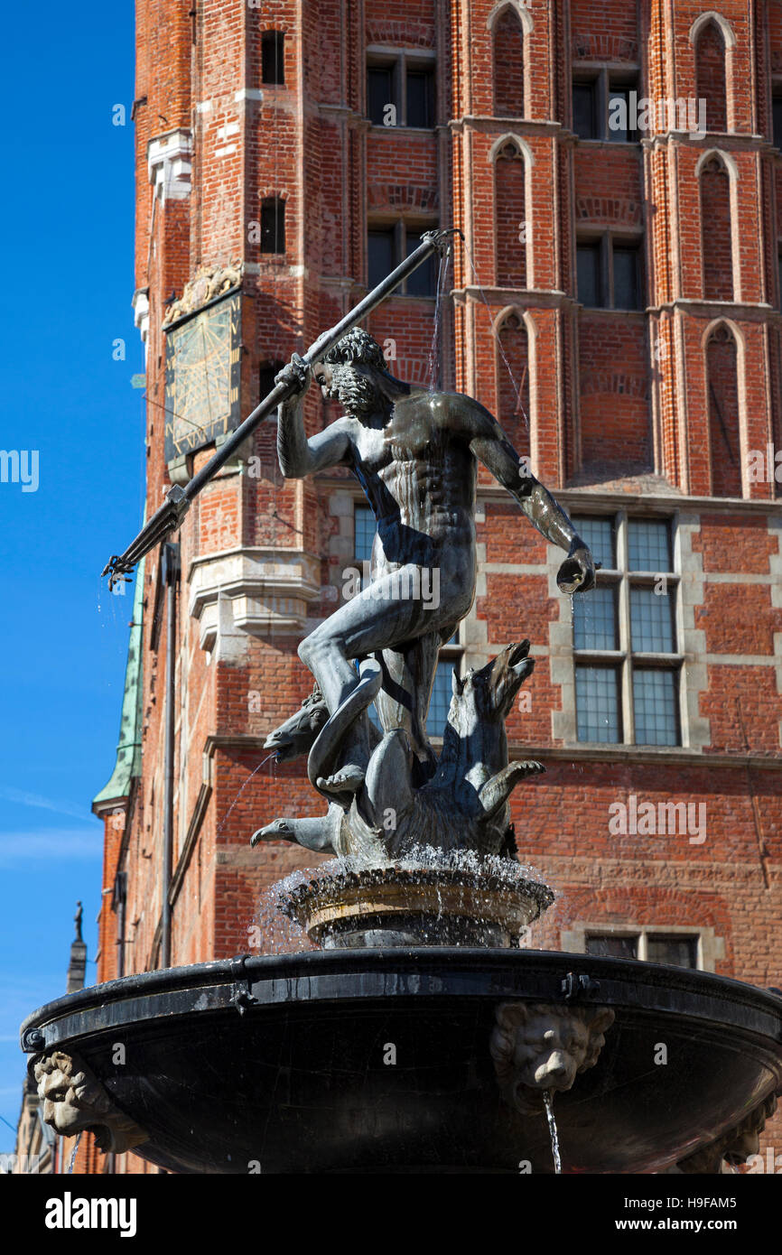 Die Skulptur des Neptun auf den Brunnen in Danzig mit dem Rathaus im Hintergrund, Polen Stockfoto