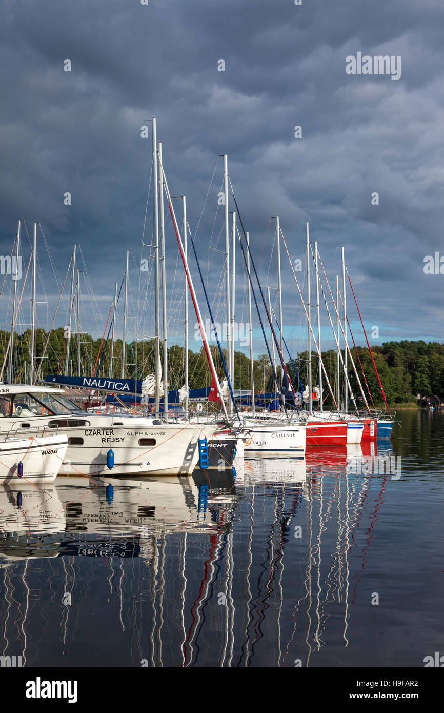 Marina mit Segelbooten in Lötzen, See Kisajno, Masurischen Seenplatte, Polen Stockfoto