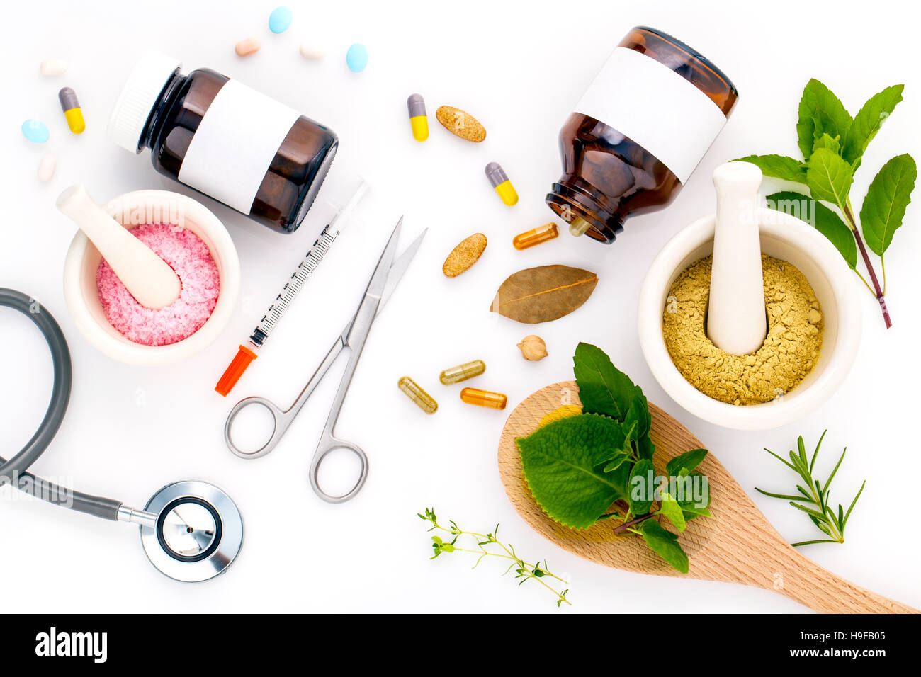 Pflanzliche Arzneimittel gegen chemische Medizin alternative gesunde Auto Stockfoto