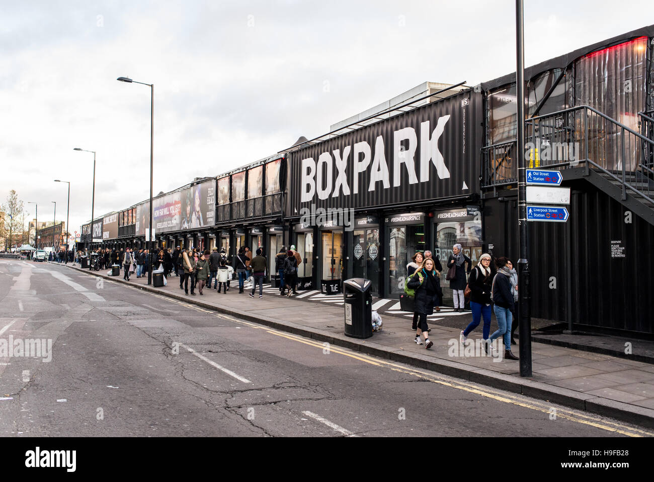 Menschen zu Fuß auf dem BOXPARK einen coolen Pop-up-shopping Veranstaltungsort mit mehreren Indie Geschäfte und Bars in Shoreditch, London, UK. Stockfoto