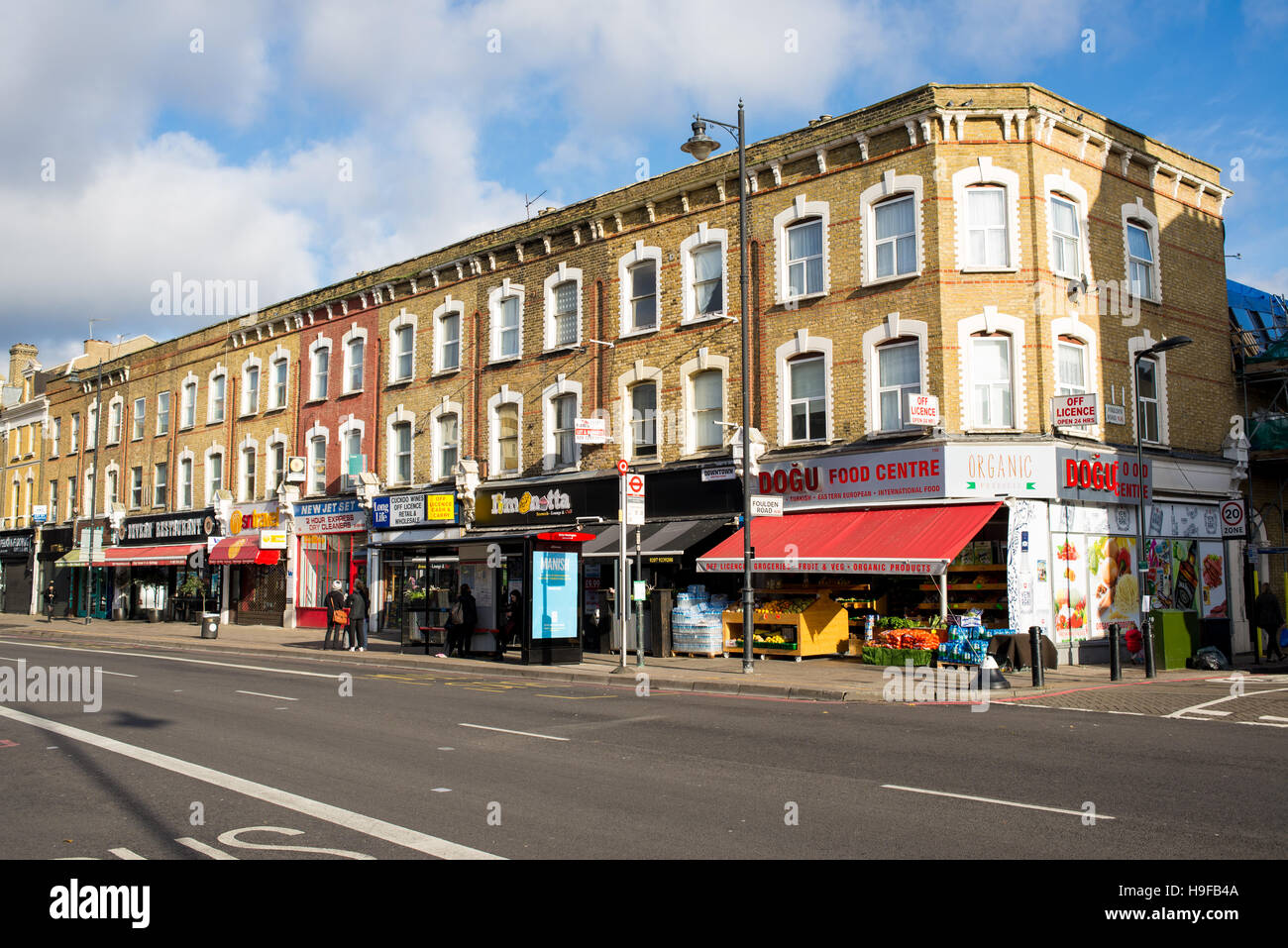 Geschäfte, aus Lizenz- und Restaurants mit Ferienwohnungen auf der Oberseite auf Stoke Newington Road, in der Nähe von dalston, East London, Großbritannien Stockfoto