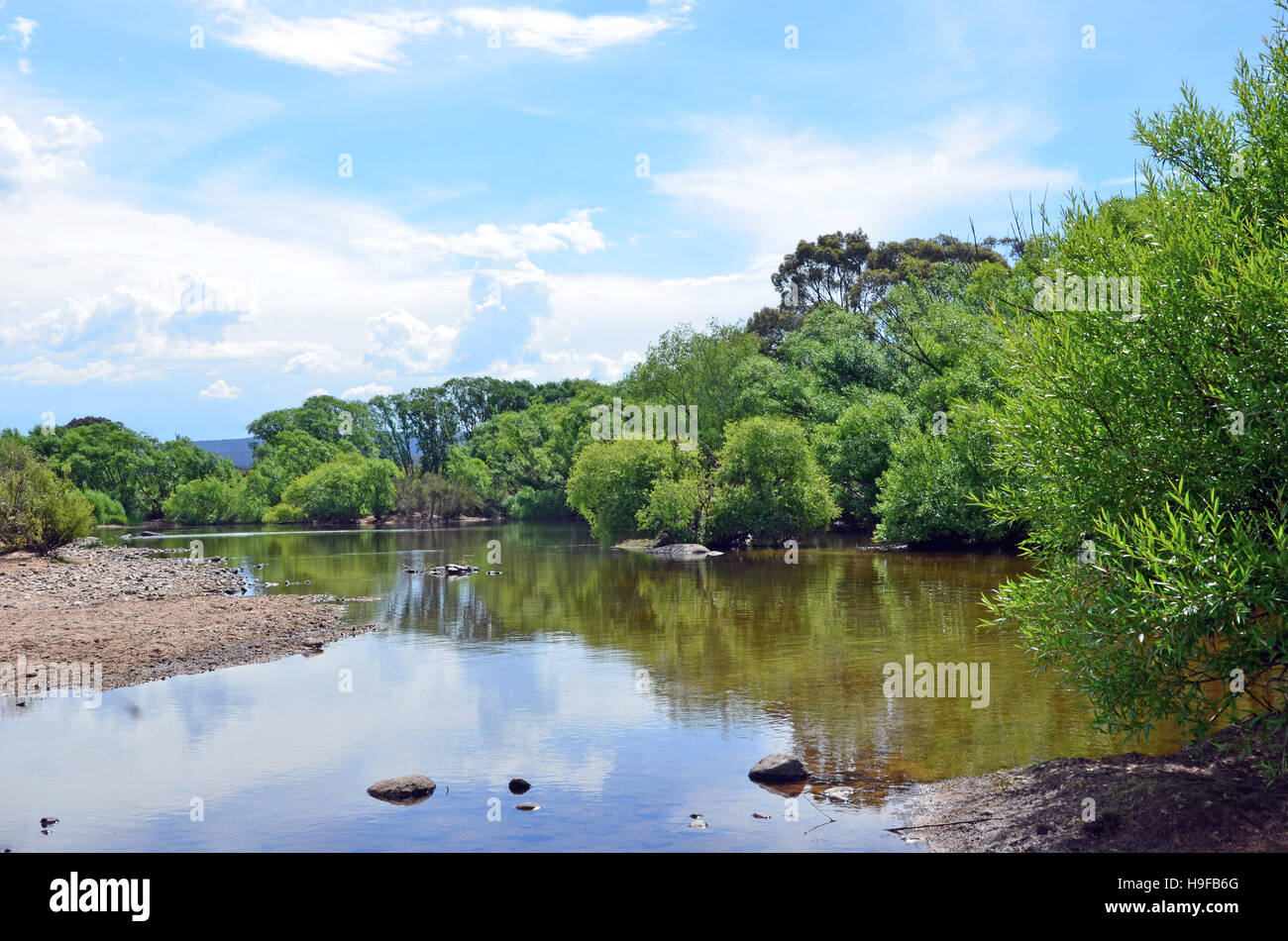 Ruhigen sandigen und steinigen Ufer an der Spitze der Shoalhaven River, südlichen Tablelands, New-South.Wales, Australien Stockfoto