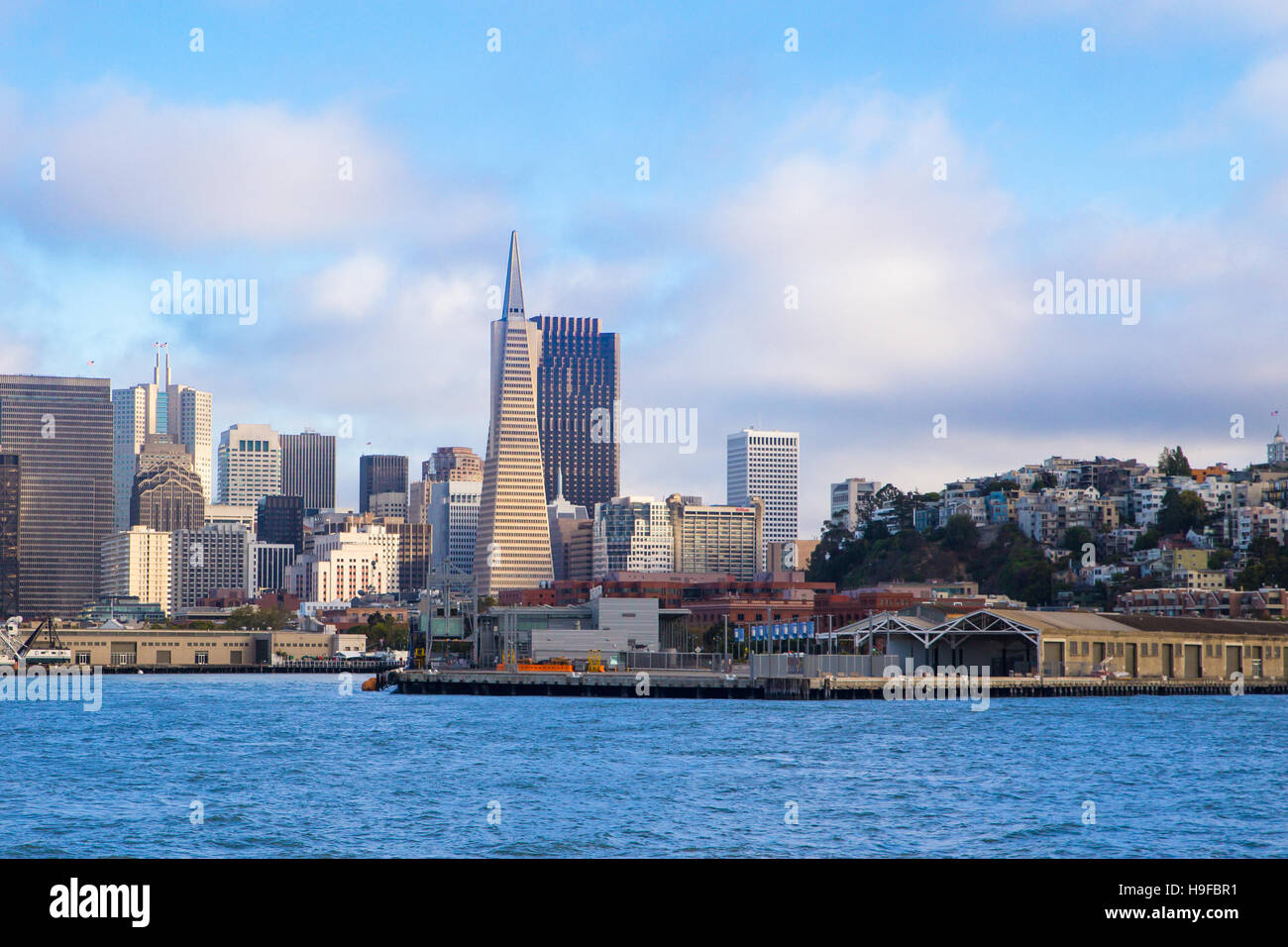Tagsüber Blick auf die San Francisco Kalifornien Skyline von Gebäuden und die Bucht Stockfoto