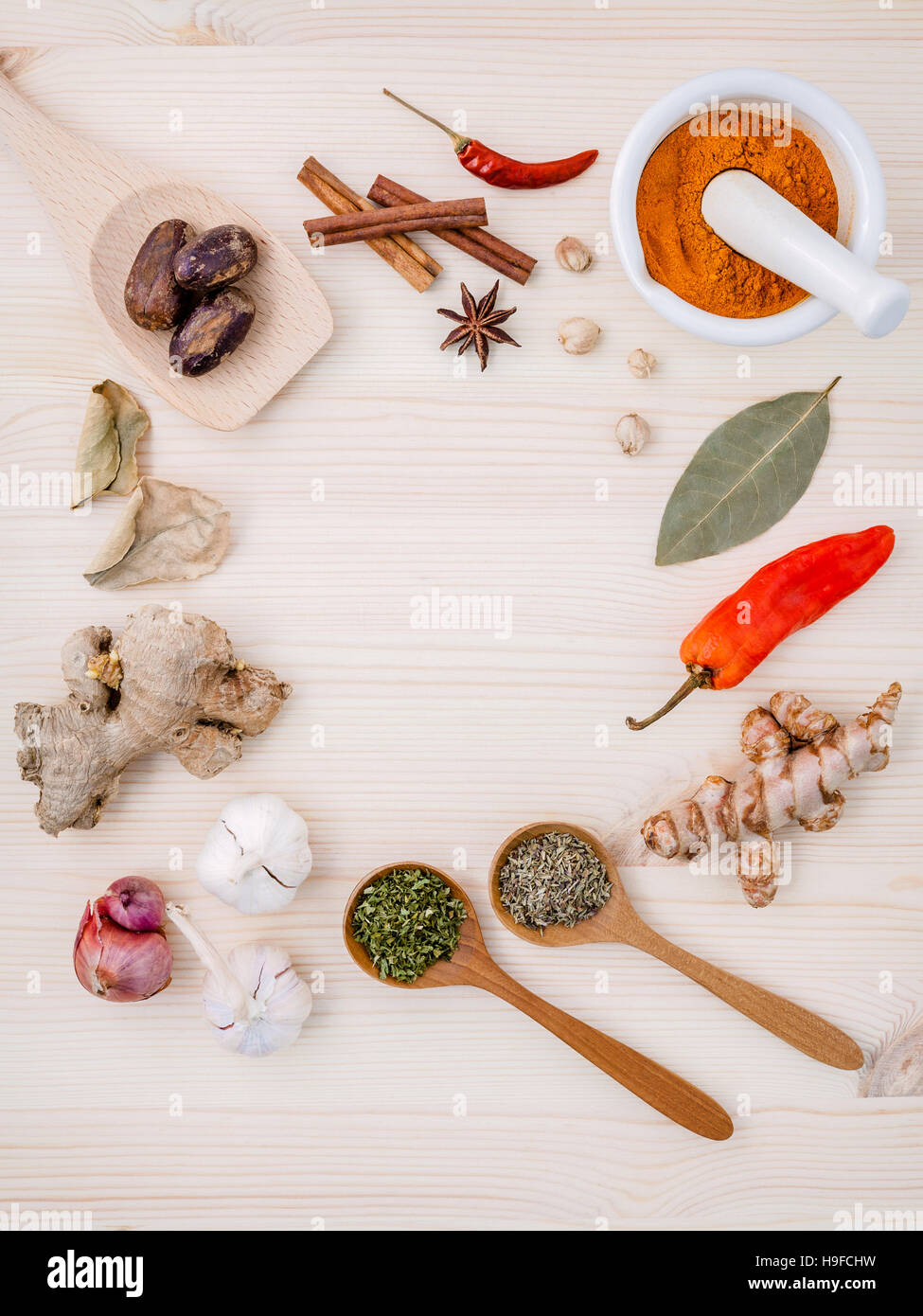 Getrocknete Kräuter und Gewürze-Muskatnuss, Sternanis, Zimtstange, oregano Stockfoto